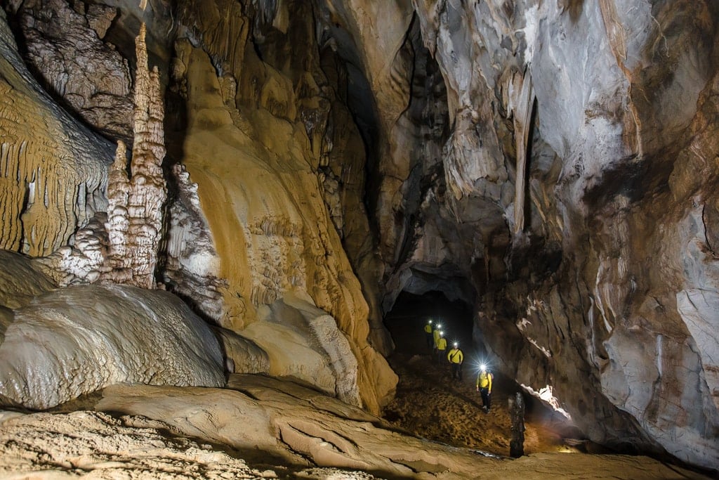 Review tour khám phá hang Vòm 1 ngày