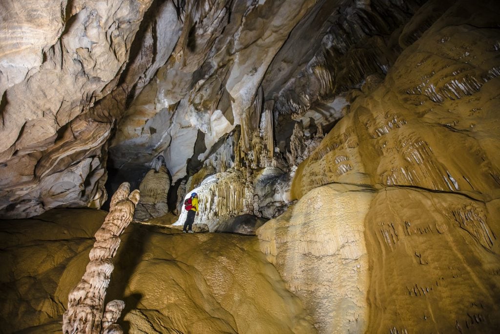 Tour trekking chinh phục khám phá hang Vòm