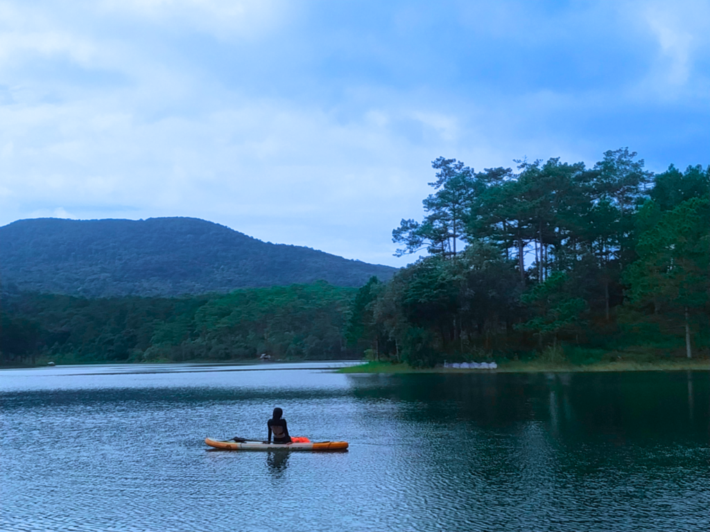 Tour du lịch trải nghiệm chèo SUP ở hồ Tuyền Lâm: địa điểm ngắm hoàng hôn lãng mạn tại Đà Lạt giá rẻ,c ác trải nghiệm thú vị, Tour trekking Đà Lạt 1 ngày