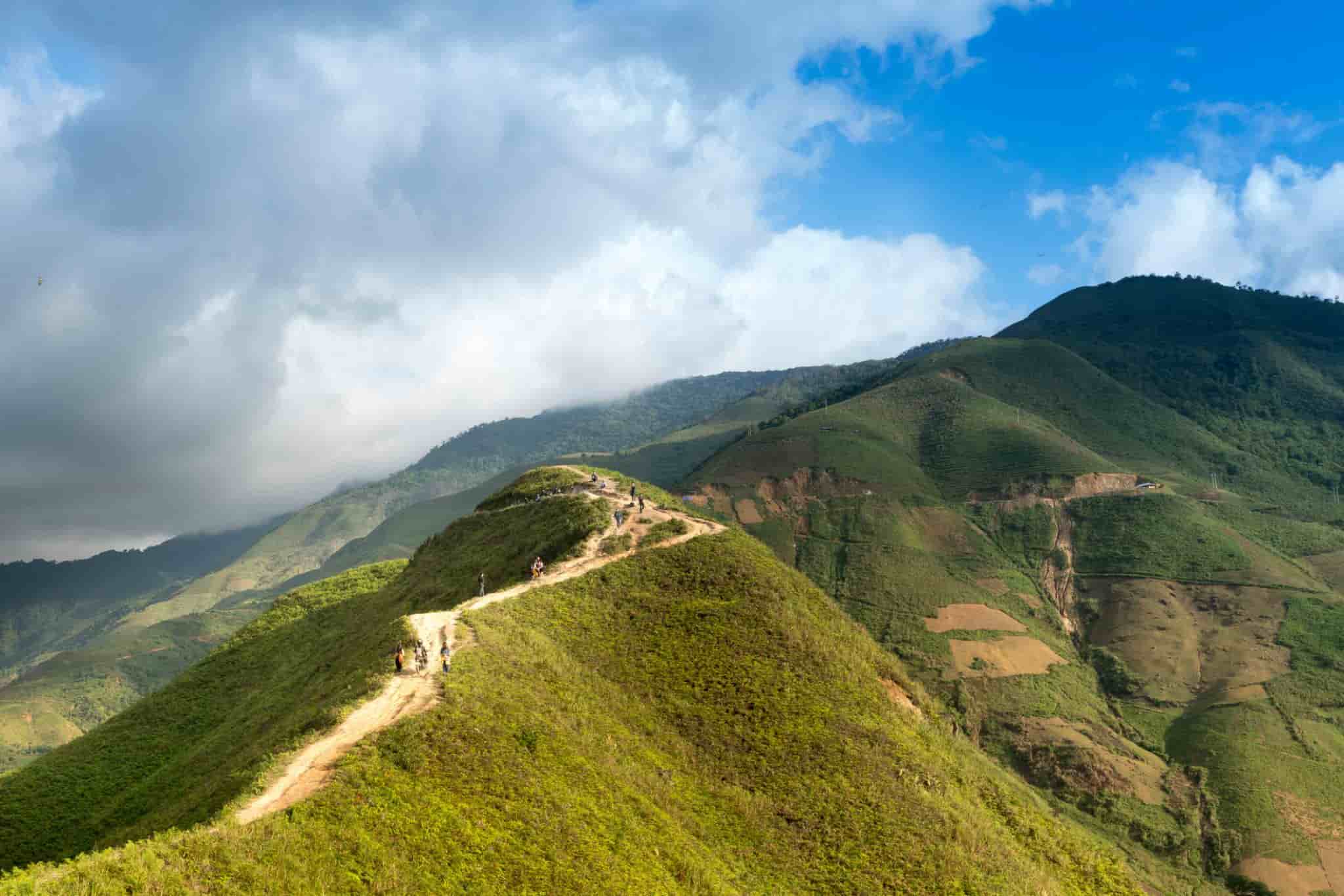 Tour trekking, leo núi Tà Xùa 3 ngày 4 đêm hấp dẫn, 1 địa điểm du lịch săn mây cực đẹp. Tà Xùa mùa nào đẹp
