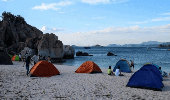 Cắm trại bên bờ biển
