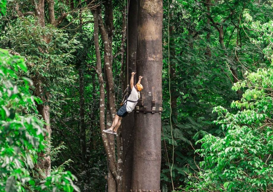 đu dây - trượt zipline ở Hanuman World Phuket