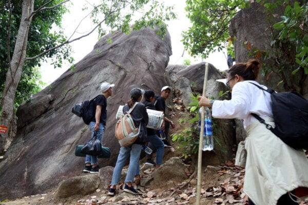 Du khách trekking hòa mình vào khung cảnh núi rừng