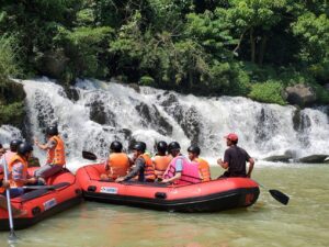 Chèo thuyền vượt sông Sêrêpôk