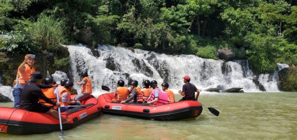 Chèo thuyền vượt sông Sêrêpôk