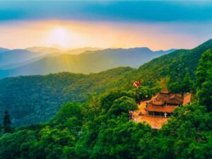 Tour trekking Núi Yên Tử 1 ngày giá rẻ, các địa điểm leo núi ở miền Bắc gần Hà Nội, tổ chức tour riêng & teambuilding, đặt online rẻ hơn mua trực tiếp 15%..