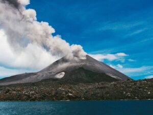 Tour du lịch đảo Rakata 1 ngày: khởi hành từ Jakarta, trekking núi lửa Krakatoa, lặn có ống thở snorkeling, đặt vé online giá rẻ hơn mua trực tiếp 15%...