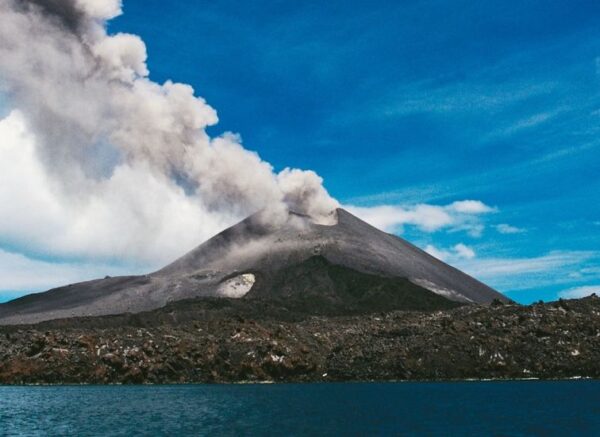 Tour du lịch đảo Rakata 1 ngày: khởi hành từ Jakarta, trekking núi lửa Krakatoa, lặn có ống thở snorkeling, đặt vé online giá rẻ hơn mua trực tiếp 15%...