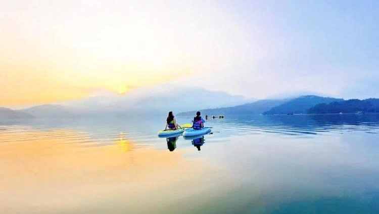 Kinh nghiệm du lịch tự túc với tour chèo SUP giá rẻ, nổi tiếng với trải nghiệm ngắm hoàng hôn trên hồ Nhật Nguyệt - một địa điểm nổi tiếng ở Đài Loan.