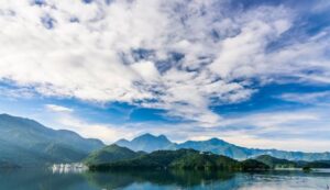 Kinh nghiệm du lịch tự túc với tour chèo SUP giá rẻ, nổi tiếng với trải nghiệm ngắm hoàng hôn trên hồ Nhật Nguyệt - một địa điểm nổi tiếng ở Đài Loan.