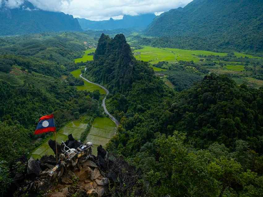 Cảnh vật chiêm ngưỡng trong tour 1 ngày du lịch đạp xe tham quan các địa điểm tại Vang Vieng và kinh nghiệm có được ở Lào.
