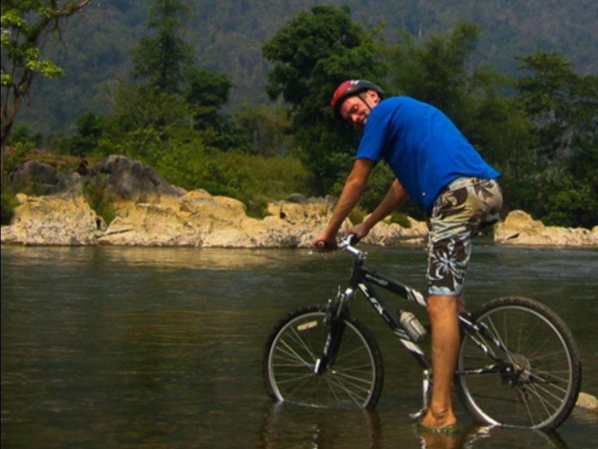 Đạp xe qua sông trong tour 1 ngày du lịch tham quan các địa điểm tại Vang Vieng và kinh nghiệm có được ở Lào.