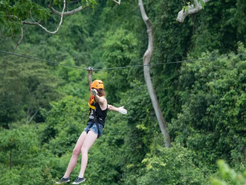 Vé trượt zipline từ vách đá Phar None sau khi trải nghiệm chèo kayak trên sông Nam Song sẽ giúp bạn có một tour khám phá địa điểm du lịch Vangvieng ở Lào đầy thú vị